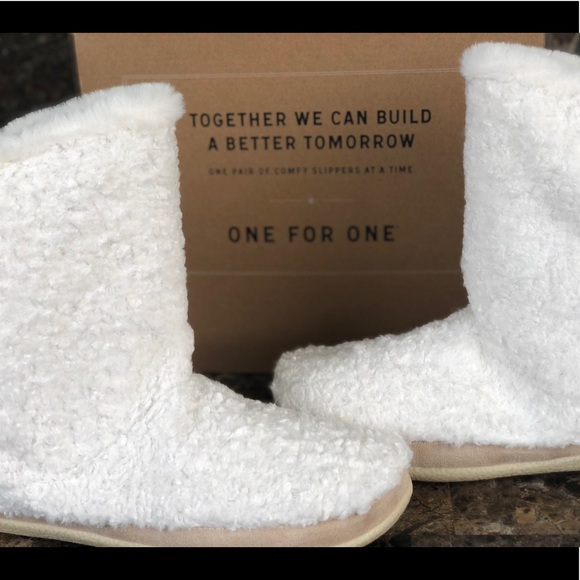 NEW TOMS Women's plush bootie slippers - Picture 4 of 10